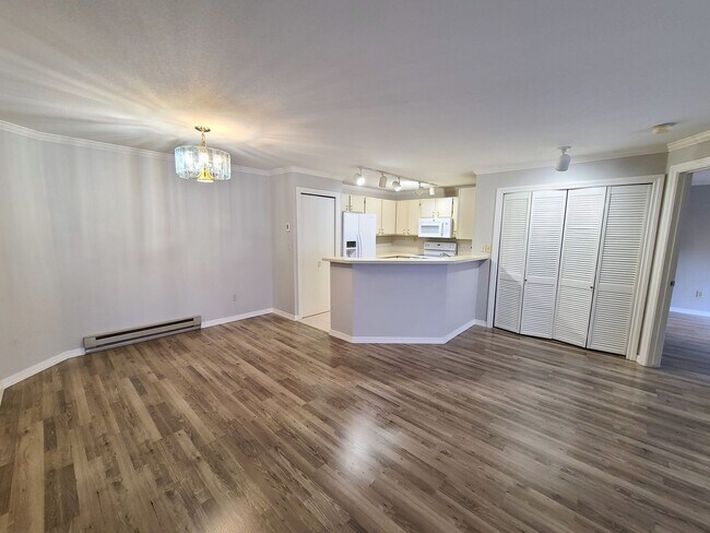 Building Photo - 2Bd/2Ba Spacious Bellevue Condo - W/S/G & ...