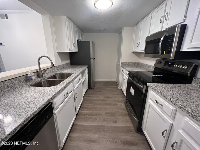 Building Photo - 2909 St Johns Ave