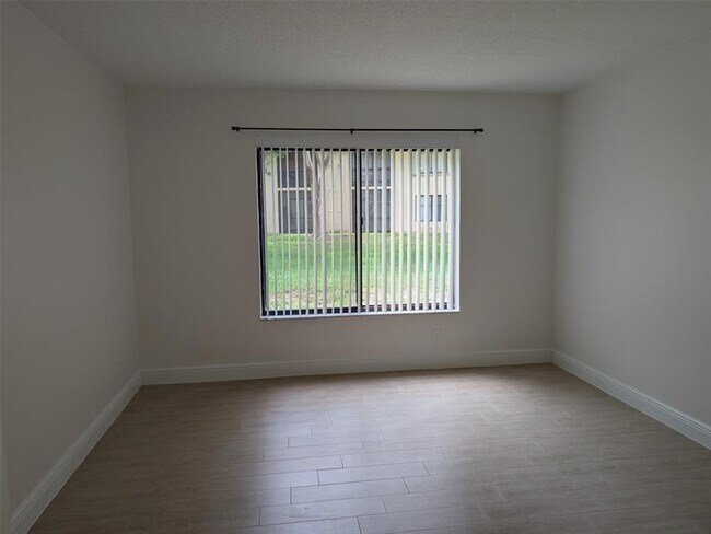 Building Photo - 6550 Somerset Dr