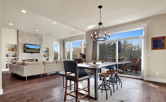 Building Photo - Beautiful Custom 4-bedroom 2.5 bath home. Barkley Neighborhood!