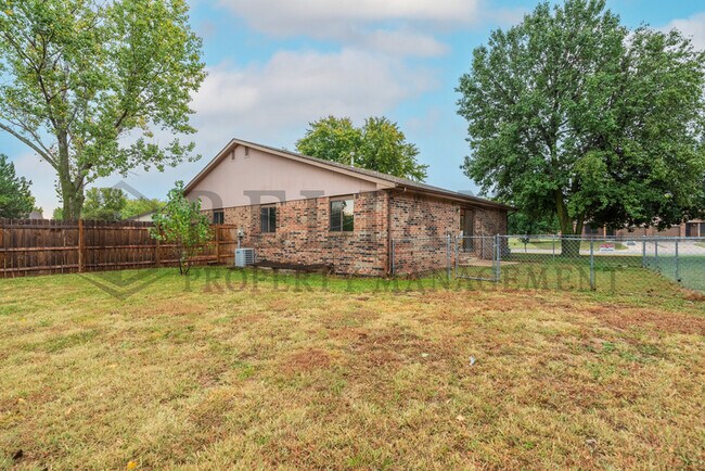 Building Photo - 6908 W O'Neil St
