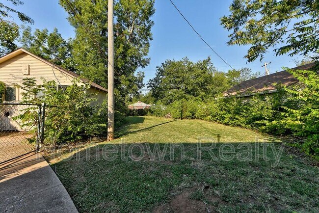 Building Photo - 2213 N Hood St