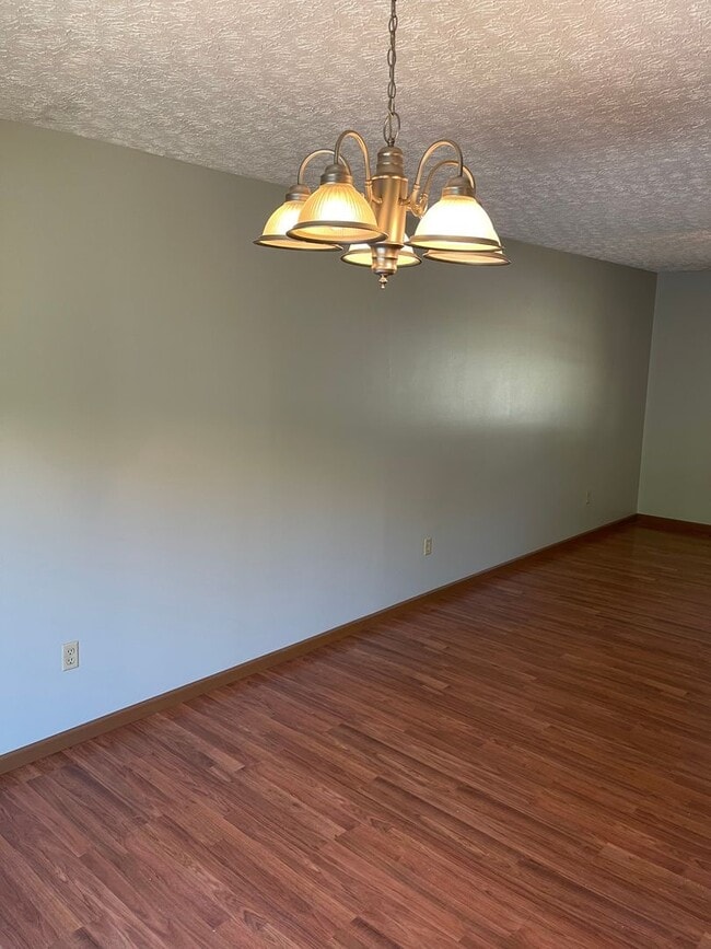 Building Photo - Available December 21st! SPACIOUS & PET FR...