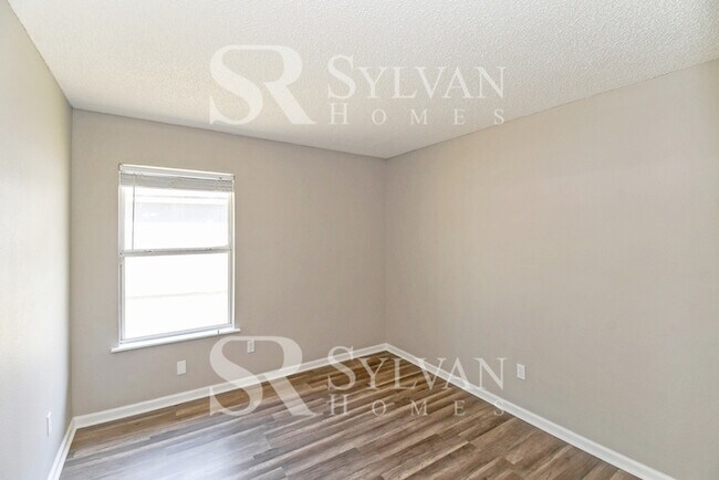 Building Photo - This charming home is move-in ready