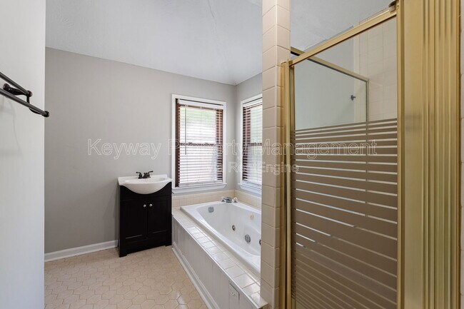 Building Photo - 255 Silver Maple Rd