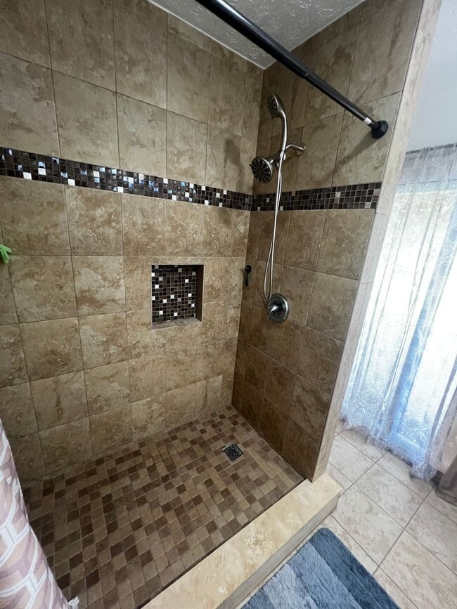 Building Photo - 3 BEDROOM 2 BATH CONVENIENTLY LOCATED WITH A TROPICAL OASIS IN THE BACK YARD!