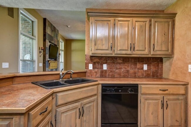 Building Photo - Executive Rental in Park Crest Meadows