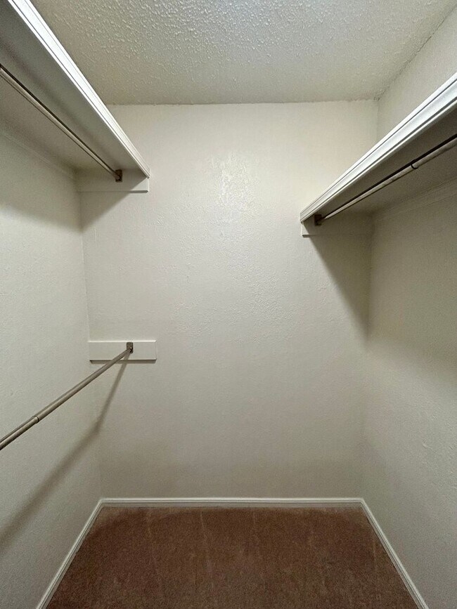 Building Photo - Gorgeous and spacious condo in a quiet and convenient location!