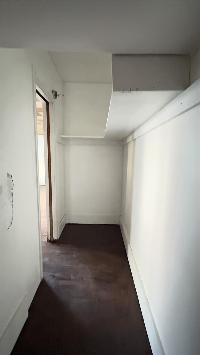 Building Photo - 107 S Cherry St