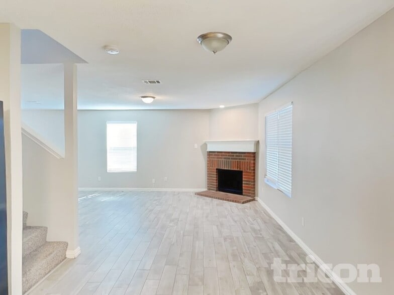 Building Photo - 210 Vivian Dr