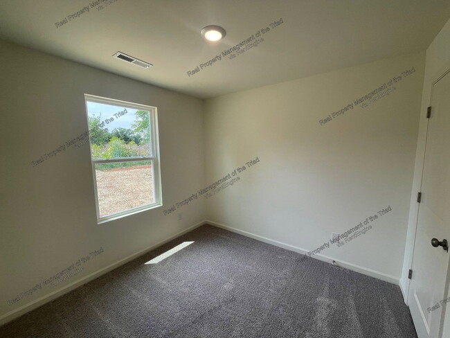 Building Photo - 305 Pearson Dr