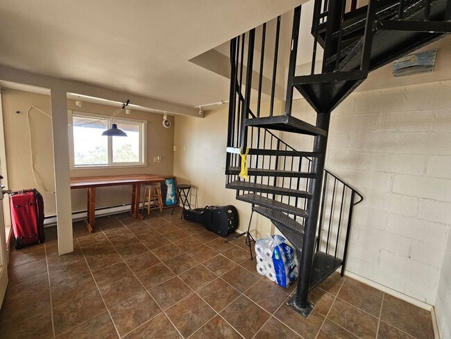 Building Photo - Unique location, breathtaking views, wonde...