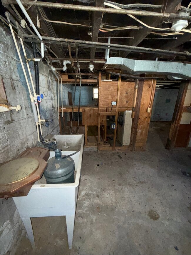 Building Photo - 111 E Livingston Dr