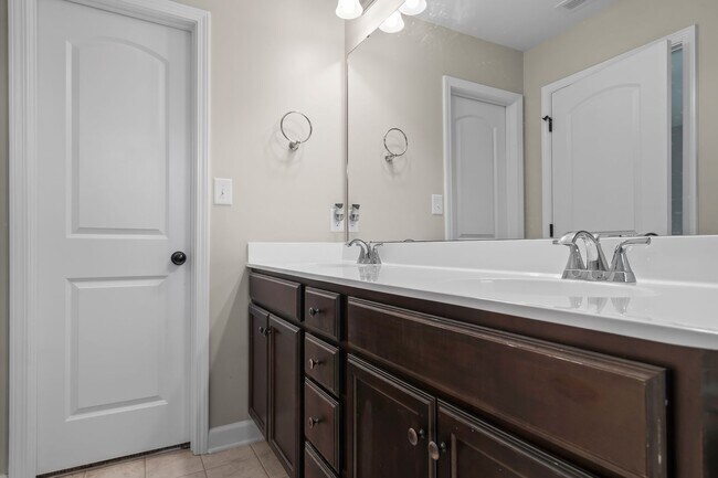 Building Photo - Marshall Farms Townhome Near Piney Green