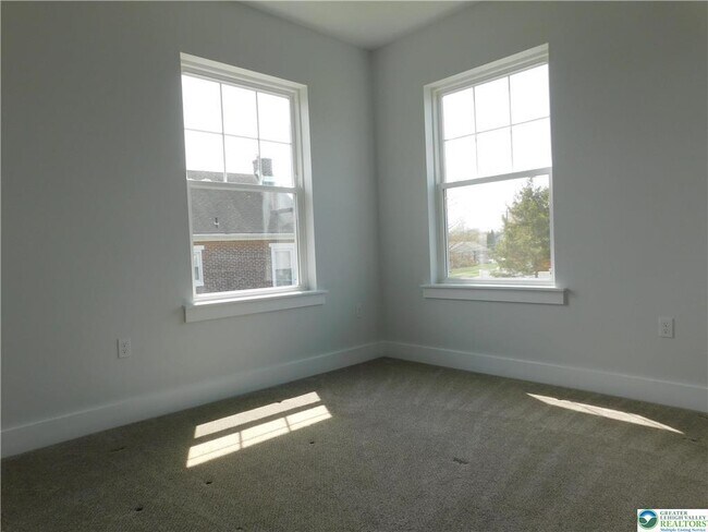 Building Photo - 1674 Best Pl