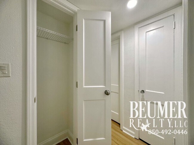 Building Photo - Charming Updated 2br/1ba Mid-Century Cottage