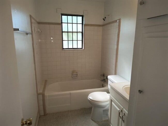 Building Photo - 1332 Stilt St