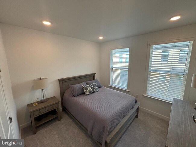 Building Photo - 5030 Longmire Wy
