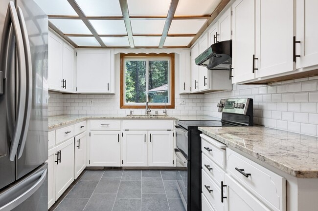 Building Photo - Beautiful 5-Bedroom close to Greenbluff. Mead/Mt Spokane District