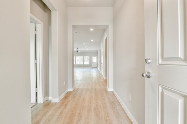 Building Photo - 3911 Sugardale St