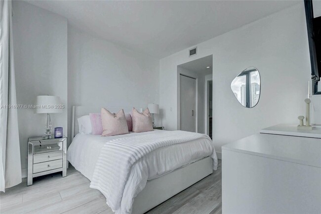 Building Photo - 121 NE 34th St