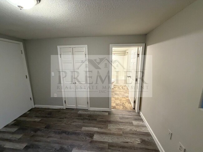 Building Photo - 504 N Westwood Dr
