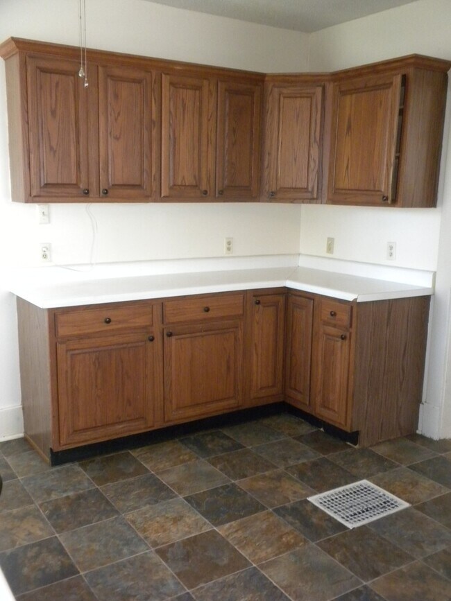 Building Photo - East Campus- 3 Bedroom Home
