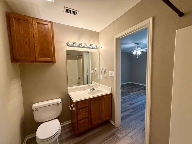 Building Photo - 2 Bedroom, 2 Bathroom Duplex!
