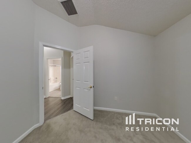 Building Photo - 2877 Centerwood Dr N