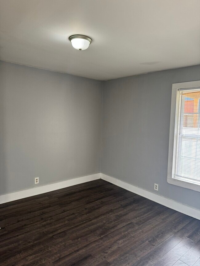 Building Photo - 1609 17th Ave N