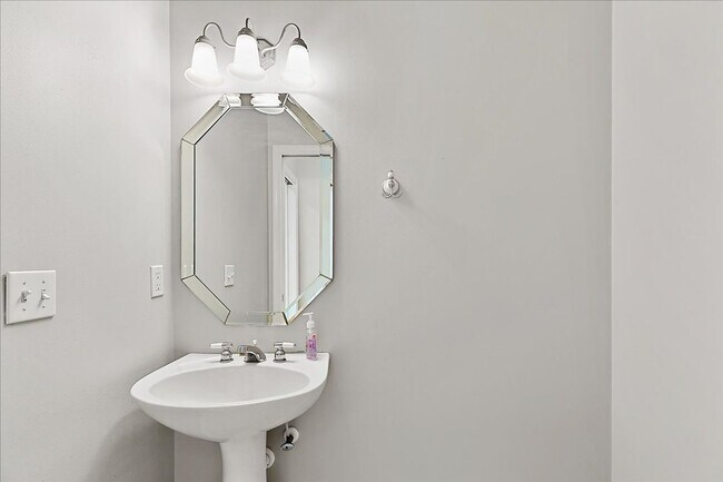 Building Photo - Lovely contemporary home in popular South Jax Beach!