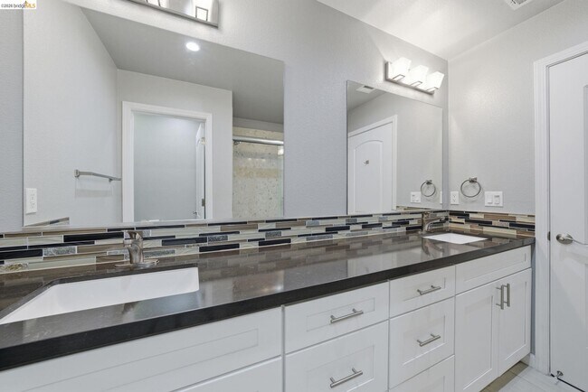 Building Photo - 817 Estancia Ter