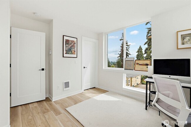 Building Photo - 902 N 86th St
