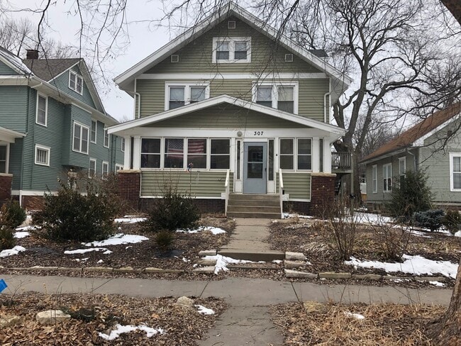 Building Photo - Convenient location, walking distance to KSU Campus! - Pre-Leasing for 26/27 School Year!