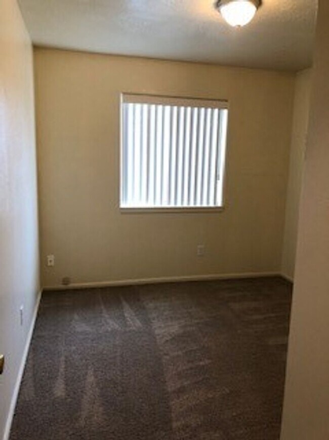 Building Photo - 2609 S Cloverleaf Loop
