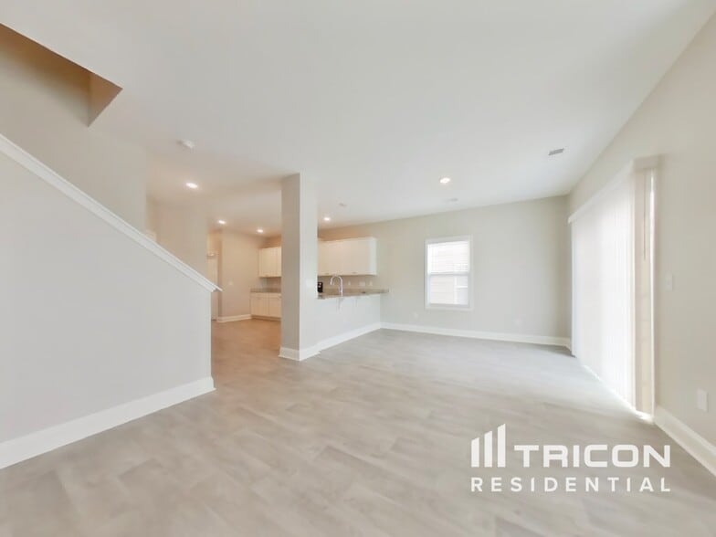 Building Photo - 1021 Crescent Moon Lp