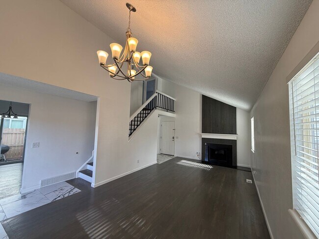 Building Photo - Modern Comfort & Convenience in a Prime Location