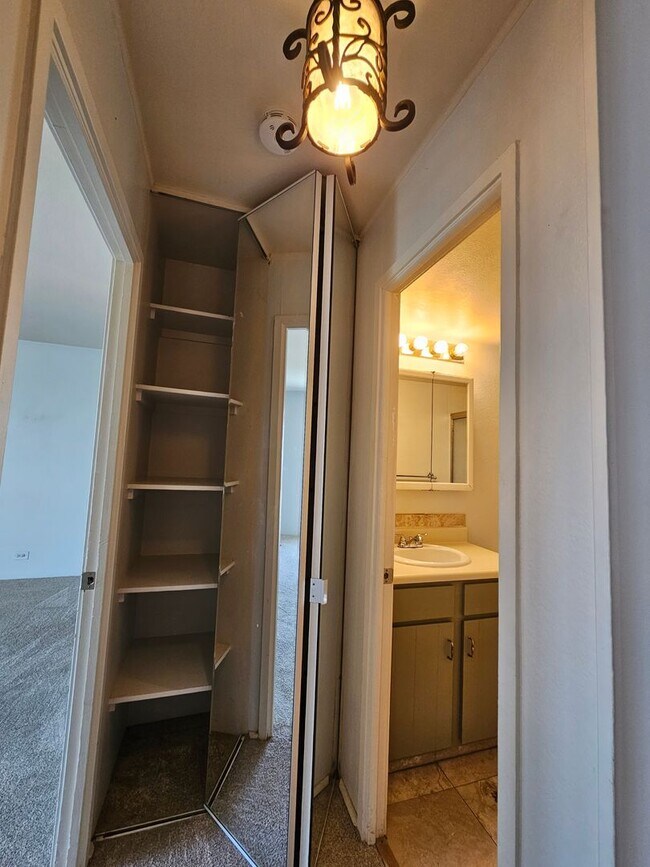 Building Photo - Amazing Penthouse 2 Bedroom 2 Bath With Mo...