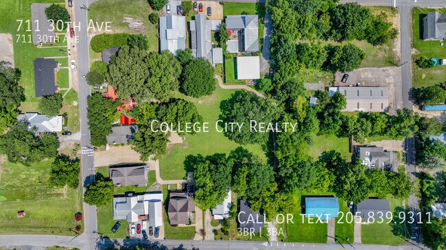 Building Photo - 711 30th Ave