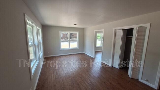 Building Photo - 1618 Willow Dr