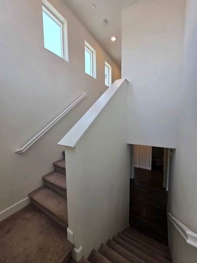 Building Photo - Newer 5 Bedroom 4.5 Bathroom in SE Visalia!! Coming soon!!