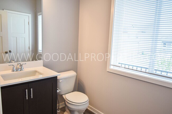 Building Photo - 3 Bedroom, 3 Bath Newer Build Home In Norwalk