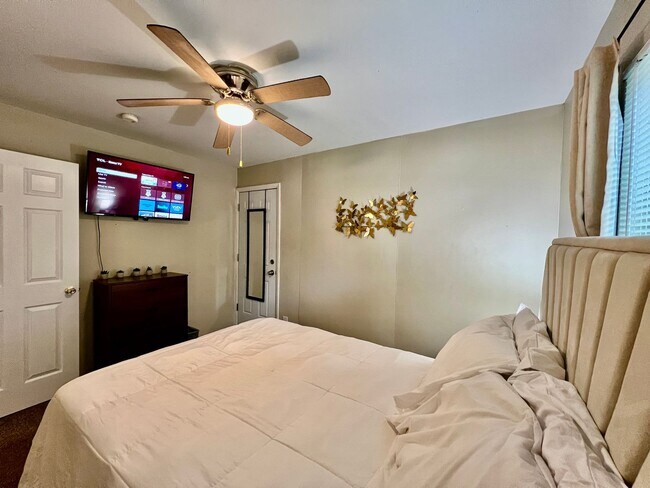 Building Photo - ? 12 Month Lease Pricing ? Fully Furnished Rental Property ? First floor duplex unit. Large yard.