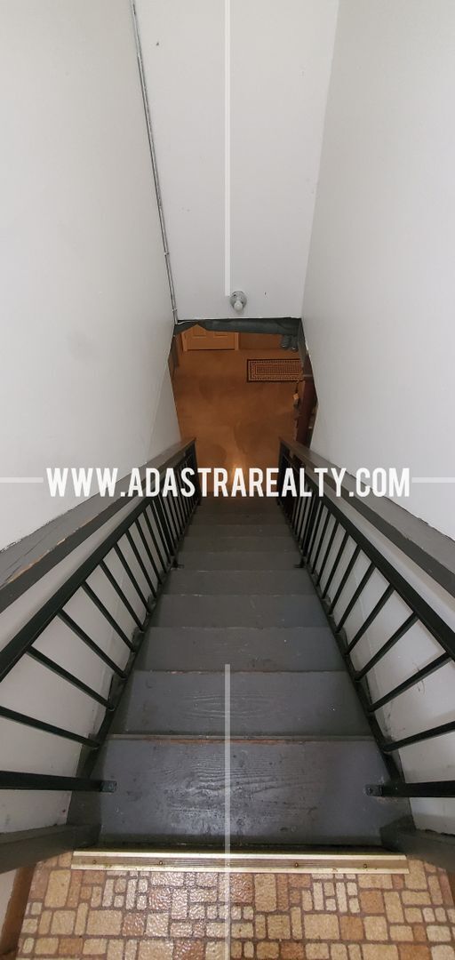 Building Photo - Spacious Shawnee Duplex-Available in SEPTE...