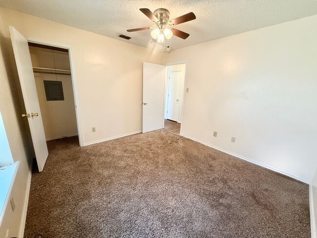 Building Photo - 2-bed/1-bath in Flint!