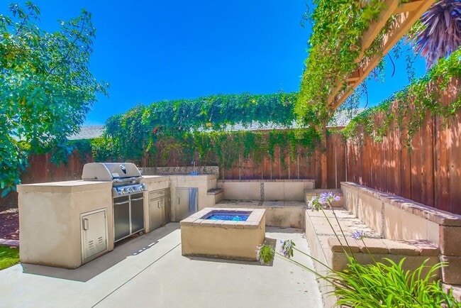 Building Photo - Single Story Duplex with Two Private Residences