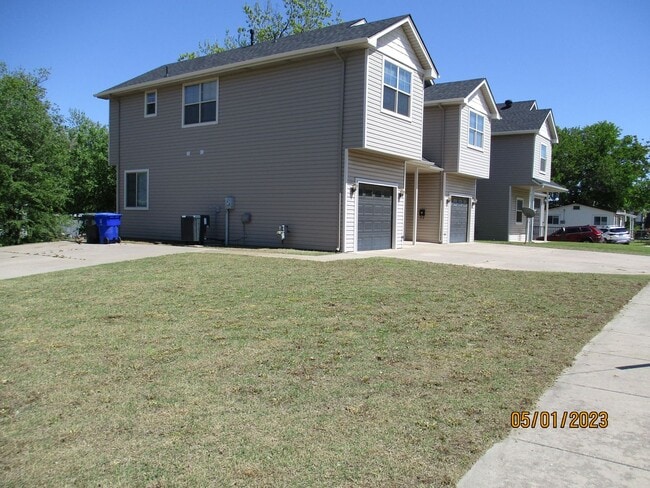 Building Photo - (3) Bed/(2.5) Bath Townhouse in Core Norman! Avail NOW!