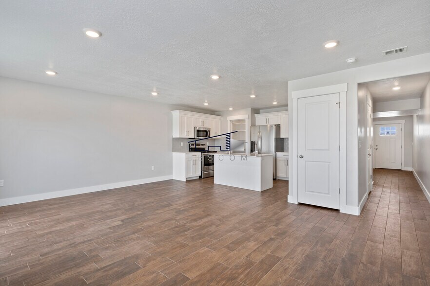 Building Photo - 6471 S Aspen Ln