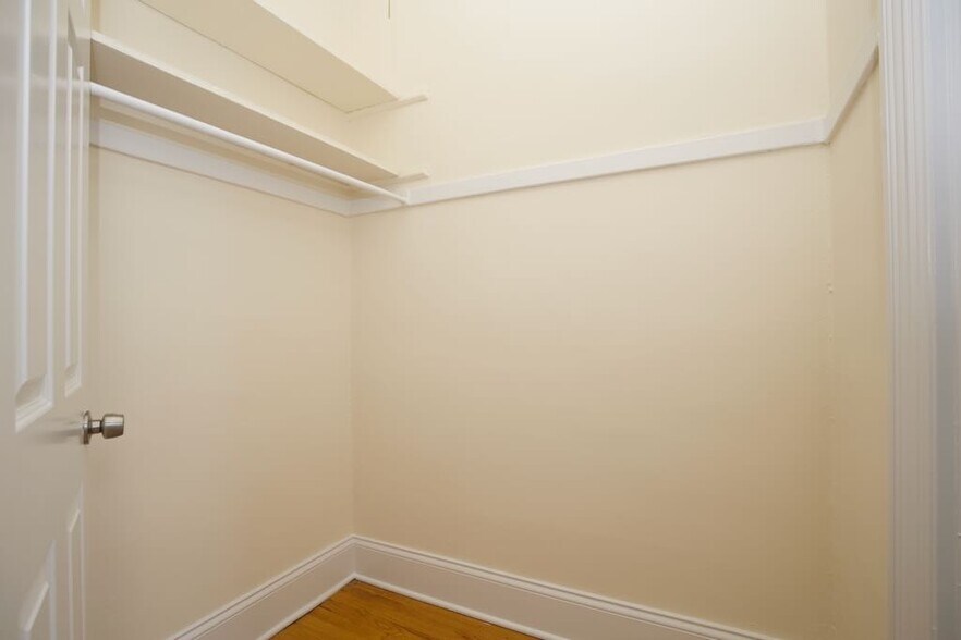 Building Photo - 2704 N Sawyer Ave