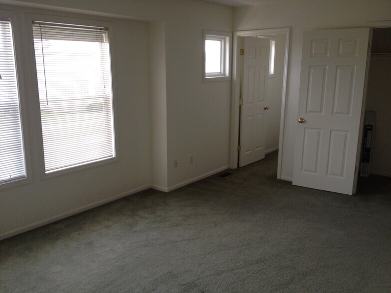 Building Photo - 1147 Woodward Hts
